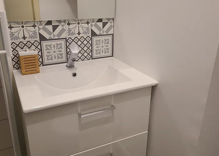 St Martin Avec Belles Prestations * بريست